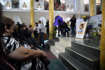 Buenos Aires, Argentina.- En las fotos tomadas el 25 de noviembre del 2021, las hermanas de Maradona participan de una misa en Garín por el aniversario de la muerte del "10". El ritual religioso, se realizó en la Parroquia San Expedito Mártir Iglesia Apostólica Católica de Garín, porque Maradona realizó donaciones en diversas oportunidades a la parroquia, como así también a otras instituciones de las que Guedes formaba parte.