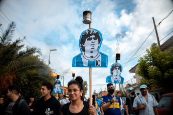 Buenos Aires, Argentina.- En las fotos tomadas el 25 de noviembre del 2021, a un año de la muerte de Diego Armando Maradona, se realizó una marcha de antorchas que partió desde la estación Fiorito y luego se celebró una misa en su memoria. Este jueves se realizó una marcha de antorchas en memoria de Maradona, quien falleció el 25 de noviembre del 2020, poco después de cumplir 60 años.