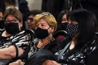 Buenos Aires, Argentina.- En las fotos tomadas el 25 de noviembre del 2021, las hermanas de Maradona participan de una misa en Garín por el aniversario de la muerte del "10". El ritual religioso, se realizó en la Parroquia San Expedito Mártir Iglesia Apostólica Católica de Garín, porque Maradona realizó donaciones en diversas oportunidades a la parroquia, como así también a otras instituciones de las que Guedes formaba parte.