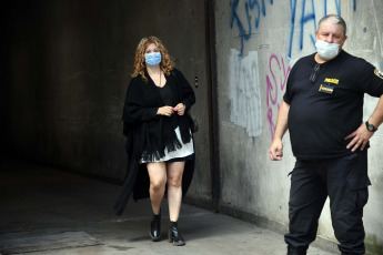 Buenos Aires, Argentina.- In the photos taken on November 8, 2021, Nancy Edith Forlini, the doctor in charge of the Home Care Management of the accused Swiss Medical company in the cause for the death of Diego Maradona, arrives at the San Isidro prosecutor's office. The seven defendants for the death of Diego Armando Maradona appeared this Monday before the courts of the Buenos Aires town of San Isidro, in the case investigating the death of the soccer star on November 25.