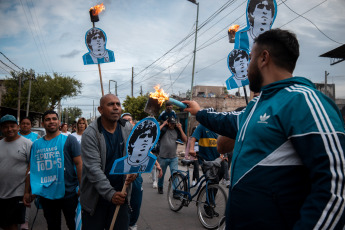 Buenos Aires, Argentina.- En las fotos tomadas el 25 de noviembre del 2021, a un año de la muerte de Diego Armando Maradona, se realizó una marcha de antorchas que partió desde la estación Fiorito y luego se celebró una misa en su memoria. Este jueves se realizó una marcha de antorchas en memoria de Maradona, quien falleció el 25 de noviembre del 2020, poco después de cumplir 60 años.