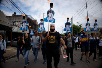 Buenos Aires, Argentina.- In the photos taken on November 25, 2021, one year after the death of Diego Armando Maradona, a torch march was held that departed from the Fiorito station and then a mass was celebrated in memory of he. This Thursday a torch march was held in memory of Maradona, who died on November 25, 2020, shortly after his 60th birthday.