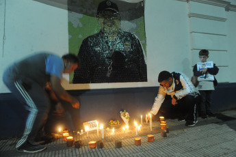 La Plata, Argentina.- En las fotos tomadas el 25 de noviembre del 2021, Gimnasia y Esgrima La Plata, el último club al que dirigió Diego Maradona, instaló un altar al futbolista, a un año de su muerte con 2.222 velas iluminó la noche del Bosque platense. Maradona, fue director técnico del equipo entre septiembre de 2019 y marzo del 2020, fecha en que Argentina entró en confinamiento por el Covid-19 y Maradona debió aislarse.