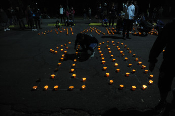 La Plata, Argentina.- En las fotos tomadas el 25 de noviembre del 2021, Gimnasia y Esgrima La Plata, el último club al que dirigió Diego Maradona, instaló un altar al futbolista, a un año de su muerte con 2.222 velas iluminó la noche del Bosque platense. Maradona, fue director técnico del equipo entre septiembre de 2019 y marzo del 2020, fecha en que Argentina entró en confinamiento por el Covid-19 y Maradona debió aislarse.