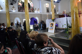 Buenos Aires, Argentina.- En las fotos tomadas el 25 de noviembre del 2021, las hermanas de Maradona participan de una misa en Garín por el aniversario de la muerte del "10". El ritual religioso, se realizó en la Parroquia San Expedito Mártir Iglesia Apostólica Católica de Garín, porque Maradona realizó donaciones en diversas oportunidades a la parroquia, como así también a otras instituciones de las que Guedes formaba parte.