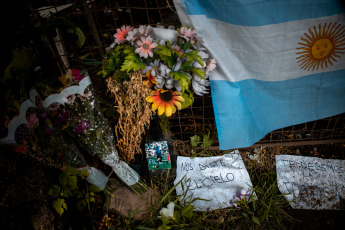 Buenos Aires, Argentina.- In the photos taken on November 25, 2021, one year after the death of Diego Armando Maradona, a torch march was held that departed from the Fiorito station and then a mass was celebrated in memory of he. This Thursday a torch march was held in memory of Maradona, who died on November 25, 2020, shortly after his 60th birthday.