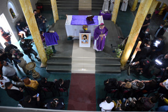 Buenos Aires, Argentina.- En las fotos tomadas el 25 de noviembre del 2021, las hermanas de Maradona participan de una misa en Garín por el aniversario de la muerte del "10". El ritual religioso, se realizó en la Parroquia San Expedito Mártir Iglesia Apostólica Católica de Garín, porque Maradona realizó donaciones en diversas oportunidades a la parroquia, como así también a otras instituciones de las que Guedes formaba parte.