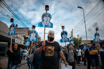 Buenos Aires, Argentina.- En las fotos tomadas el 25 de noviembre del 2021, a un año de la muerte de Diego Armando Maradona, se realizó una marcha de antorchas que partió desde la estación Fiorito y luego se celebró una misa en su memoria. Este jueves se realizó una marcha de antorchas en memoria de Maradona, quien falleció el 25 de noviembre del 2020, poco después de cumplir 60 años.