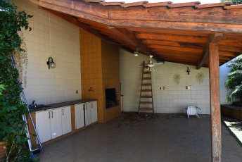 Buenos Aires, Argentina.- En las fotos tomadas el 19 de diciembre del 2021, muestra el histórico chalet del barrio de Villa Devoto que perteneció a Maradona. Algunos de los autos y casas que pertenecieron a Diego Maradona en Argentina quedaron sin puja durante la subasta telemática internacional que puso a la venta este domingo 87 bienes que pertenecieron al astro del fútbol, fallecido el 25 de noviembre de 2020.