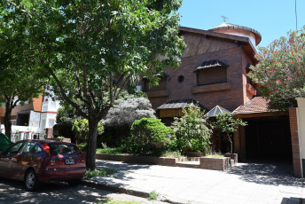 Buenos Aires, Argentina.- En las fotos tomadas el 19 de diciembre del 2021, muestra el histórico chalet del barrio de Villa Devoto que perteneció a Maradona. Algunos de los autos y casas que pertenecieron a Diego Maradona en Argentina quedaron sin puja durante la subasta telemática internacional que puso a la venta este domingo 87 bienes que pertenecieron al astro del fútbol, fallecido el 25 de noviembre de 2020.