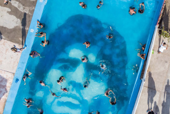 Mar del Plata, Argentina.- En las fotos tomadas el 4 de enero del 2022, muestra una gigantografía subacuática de diez metros por diez, con el rostro de Diego Armando Maradona dibujado en el fondo de una piscina, la cual fue la forma elegida por los dueños de un balneario de Mar del Plata para homenajear el astro del fútbol, y sorprender este verano a turistas y vecinos.