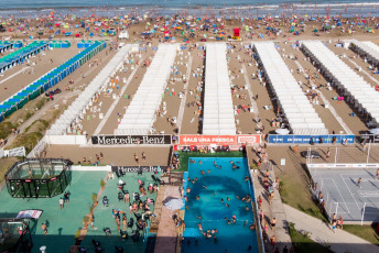 Mar del Plata, Argentina.- In the photos taken on January 4, 2022, it shows an underwater giant of ten meters by ten, with the face of Diego Armando Maradona drawn at the bottom of a pool, which was the shape chosen by the owners of a seaside resort in Mar del Plata to honor the football star, and surprise tourists and neighbors this summer.