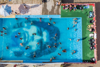 Mar del Plata, Argentina.- En las fotos tomadas el 4 de enero del 2022, muestra una gigantografía subacuática de diez metros por diez, con el rostro de Diego Armando Maradona dibujado en el fondo de una piscina, la cual fue la forma elegida por los dueños de un balneario de Mar del Plata para homenajear el astro del fútbol, y sorprender este verano a turistas y vecinos.