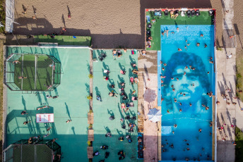 Mar del Plata, Argentina.- In the photos taken on January 4, 2022, it shows an underwater giant of ten meters by ten, with the face of Diego Armando Maradona drawn at the bottom of a pool, which was the shape chosen by the owners of a seaside resort in Mar del Plata to honor the football star, and surprise tourists and neighbors this summer.