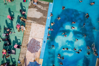 Mar del Plata, Argentina.- En las fotos tomadas el 4 de enero del 2022, muestra una gigantografía subacuática de diez metros por diez, con el rostro de Diego Armando Maradona dibujado en el fondo de una piscina, la cual fue la forma elegida por los dueños de un balneario de Mar del Plata para homenajear el astro del fútbol, y sorprender este verano a turistas y vecinos.