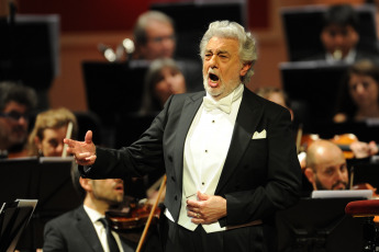 Buenos Aires, Argentina.- En las fotos tomadas el 7 de abril del 2022, muestra al cantante, director de orquesta, productor y compositor español, Plácido Domingo, durante la primera de las dos funciones que realizará en el Teatro Colón en Buenos Aires, Argentina. El domingo (10) volverá a presentarse en el primer coliseo para brindar otra función pero, esta vez, lo recaudado será a total beneficio de los damnificados por la guerra de Ucrania.