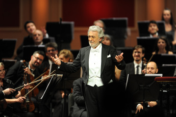 Buenos Aires, Argentina.- En las fotos tomadas el 7 de abril del 2022, muestra al cantante, director de orquesta, productor y compositor español, Plácido Domingo, durante la primera de las dos funciones que realizará en el Teatro Colón en Buenos Aires, Argentina. El domingo (10) volverá a presentarse en el primer coliseo para brindar otra función pero, esta vez, lo recaudado será a total beneficio de los damnificados por la guerra de Ucrania.