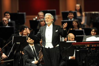 Buenos Aires, Argentina.- En las fotos tomadas el 7 de abril del 2022, muestra al cantante, director de orquesta, productor y compositor español, Plácido Domingo, durante la primera de las dos funciones que realizará en el Teatro Colón en Buenos Aires, Argentina. El domingo (10) volverá a presentarse en el primer coliseo para brindar otra función pero, esta vez, lo recaudado será a total beneficio de los damnificados por la guerra de Ucrania.