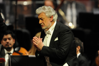 Buenos Aires, Argentina.- En las fotos tomadas el 7 de abril del 2022, muestra al cantante, director de orquesta, productor y compositor español, Plácido Domingo, durante la primera de las dos funciones que realizará en el Teatro Colón en Buenos Aires, Argentina. El domingo (10) volverá a presentarse en el primer coliseo para brindar otra función pero, esta vez, lo recaudado será a total beneficio de los damnificados por la guerra de Ucrania.