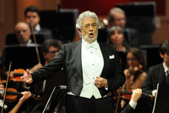 Buenos Aires, Argentina.- En las fotos tomadas el 7 de abril del 2022, muestra al cantante, director de orquesta, productor y compositor español, Plácido Domingo, durante la primera de las dos funciones que realizará en el Teatro Colón en Buenos Aires, Argentina. El domingo (10) volverá a presentarse en el primer coliseo para brindar otra función pero, esta vez, lo recaudado será a total beneficio de los damnificados por la guerra de Ucrania.