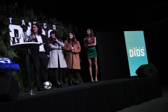 Buenos Aires, Argentina.- En las fotos tomadas el 25 de mayo del 2022, durante la presentación al público del avión pintado en homenaje a Diego Maradona. El avión privado, fue bautizado como Tango D10S y viajará a Qatar para el Mundial de Fútbol 2022. El trabajo fue hecho por el artista Maximiliano Bagnasco, quien realizó cuatro murales del fallecido número 10 de la Selección Argentina sobre la superficie de la aeronave.