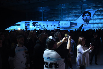 Buenos Aires, Argentina.- En las fotos tomadas el 25 de mayo del 2022, durante la presentación al público del avión pintado en homenaje a Diego Maradona. El avión privado, fue bautizado como Tango D10S y viajará a Qatar para el Mundial de Fútbol 2022. El trabajo fue hecho por el artista Maximiliano Bagnasco, quien realizó cuatro murales del fallecido número 10 de la Selección Argentina sobre la superficie de la aeronave.