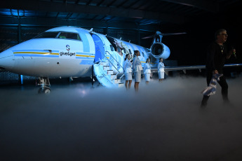 Buenos Aires, Argentina.- En las fotos tomadas el 25 de mayo del 2022, durante la presentación al público del avión pintado en homenaje a Diego Maradona. El avión privado, fue bautizado como Tango D10S y viajará a Qatar para el Mundial de Fútbol 2022. El trabajo fue hecho por el artista Maximiliano Bagnasco, quien realizó cuatro murales del fallecido número 10 de la Selección Argentina sobre la superficie de la aeronave.