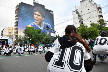 Buenos Aires, Argentina.- En las fotos tomadas el 30 de octubre del 2022, en el día en que Diego Maradona cumpliría 62 años, este domingo se inauguró el mural más grande del mundo en homenaje al ídolo fallecido en el barrio porteño de Constitución. Se trata de una obra del reconocido muralista Martín Ron en un edificio de 45 metros por 40, de 12 pisos, ubicado sobre avenida San Juan al 1600.