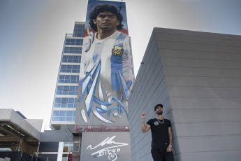 Buenos Aires, Argentina.- En las fotos tomadas el 28 de octubre del 2022, muestra el mural más grande que está pintando Martín Ron, en el barrio porteño de Constitución, o el que le dedica Maxi Bagnasco en un edificio de Ezeiza de cara al cumpleaños -30 de octubre-, del futbolista Diego Armando Maradona (1960-2020). El arte argentino, lo podrán ver todas las personas que llegan a Buenos Aires en avión, además del santuario permanente que el ídolo tiene en el estadio.