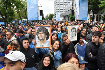 Buenos Aires, Argentina.- En las fotos tomadas el 30 de octubre del 2022, en el día en que Diego Maradona cumpliría 62 años, este domingo se inauguró el mural más grande del mundo en homenaje al ídolo fallecido en el barrio porteño de Constitución. Se trata de una obra del reconocido muralista Martín Ron en un edificio de 45 metros por 40, de 12 pisos, ubicado sobre avenida San Juan al 1600.