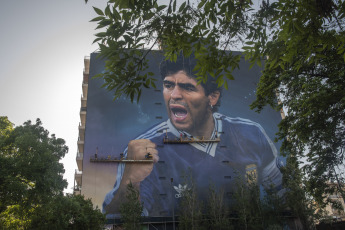 Buenos Aires, Argentina.- En las fotos tomadas el 28 de octubre del 2022, muestra el mural más grande que está pintando Martín Ron, en el barrio porteño de Constitución, o el que le dedica Maxi Bagnasco en un edificio de Ezeiza de cara al cumpleaños -30 de octubre-, del futbolista Diego Armando Maradona (1960-2020). El arte argentino, lo podrán ver todas las personas que llegan a Buenos Aires en avión, además del santuario permanente que el ídolo tiene en el estadio.