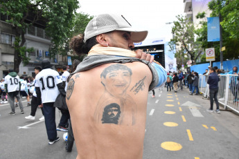 Buenos Aires, Argentina.- En las fotos tomadas el 30 de octubre del 2022, en el día en que Diego Maradona cumpliría 62 años, este domingo se inauguró el mural más grande del mundo en homenaje al ídolo fallecido en el barrio porteño de Constitución. Se trata de una obra del reconocido muralista Martín Ron en un edificio de 45 metros por 40, de 12 pisos, ubicado sobre avenida San Juan al 1600.