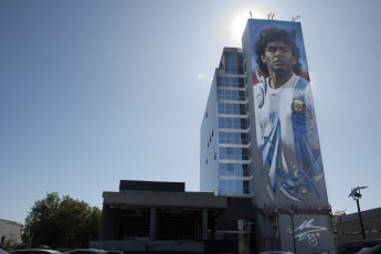 Buenos Aires, Argentina.- En las fotos tomadas el 28 de octubre del 2022, muestra el mural más grande que está pintando Martín Ron, en el barrio porteño de Constitución, o el que le dedica Maxi Bagnasco en un edificio de Ezeiza de cara al cumpleaños -30 de octubre-, del futbolista Diego Armando Maradona (1960-2020). El arte argentino, lo podrán ver todas las personas que llegan a Buenos Aires en avión, además del santuario permanente que el ídolo tiene en el estadio.