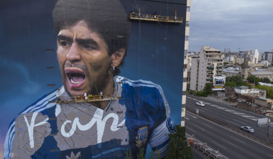 Buenos Aires, Argentina.- En las fotos tomadas el 21 de octubre del 2022, Martín Ron, uno de los diez mejores muralistas del planeta, trabaja para crear el mural maradoniano más grande del mundo en el sur de la Ciudad de Buenos Aires. Diego Armando Maradona cumpliría 62 años el próximo domingo 30 y una pintura gigantesca reflejará ese espíritu de lucha y pasiones que lo acompañaron en defensa de sus amados colores celeste y blanco.