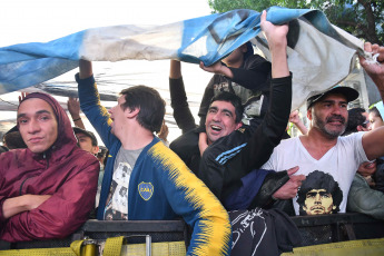 Buenos Aires, Argentina.- En las fotos tomadas el 30 de octubre del 2022, en el día en que Diego Maradona cumpliría 62 años, este domingo se inauguró el mural más grande del mundo en homenaje al ídolo fallecido en el barrio porteño de Constitución. Se trata de una obra del reconocido muralista Martín Ron en un edificio de 45 metros por 40, de 12 pisos, ubicado sobre avenida San Juan al 1600.