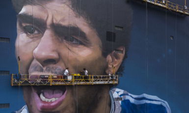 Buenos Aires, Argentina.- En las fotos tomadas el 21 de octubre del 2022, Martín Ron, uno de los diez mejores muralistas del planeta, trabaja para crear el mural maradoniano más grande del mundo en el sur de la Ciudad de Buenos Aires. Diego Armando Maradona cumpliría 62 años el próximo domingo 30 y una pintura gigantesca reflejará ese espíritu de lucha y pasiones que lo acompañaron en defensa de sus amados colores celeste y blanco.