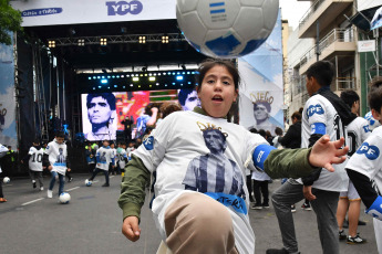 Buenos Aires, Argentina.- En las fotos tomadas el 30 de octubre del 2022, en el día en que Diego Maradona cumpliría 62 años, este domingo se inauguró el mural más grande del mundo en homenaje al ídolo fallecido en el barrio porteño de Constitución. Se trata de una obra del reconocido muralista Martín Ron en un edificio de 45 metros por 40, de 12 pisos, ubicado sobre avenida San Juan al 1600.