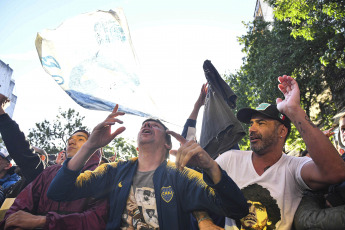 Buenos Aires, Argentina.- En las fotos tomadas el 30 de octubre del 2022, en el día en que Diego Maradona cumpliría 62 años, este domingo se inauguró el mural más grande del mundo en homenaje al ídolo fallecido en el barrio porteño de Constitución. Se trata de una obra del reconocido muralista Martín Ron en un edificio de 45 metros por 40, de 12 pisos, ubicado sobre avenida San Juan al 1600.