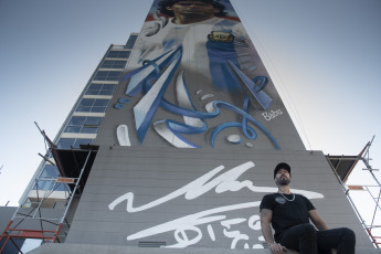 Buenos Aires, Argentina.- En las fotos tomadas el 28 de octubre del 2022, muestra el mural más grande que está pintando Martín Ron, en el barrio porteño de Constitución, o el que le dedica Maxi Bagnasco en un edificio de Ezeiza de cara al cumpleaños -30 de octubre-, del futbolista Diego Armando Maradona (1960-2020). El arte argentino, lo podrán ver todas las personas que llegan a Buenos Aires en avión, además del santuario permanente que el ídolo tiene en el estadio.