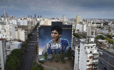 Buenos Aires, Argentina.- En las fotos tomadas el 21 de octubre del 2022, Martín Ron, uno de los diez mejores muralistas del planeta, trabaja para crear el mural maradoniano más grande del mundo en el sur de la Ciudad de Buenos Aires. Diego Armando Maradona cumpliría 62 años el próximo domingo 30 y una pintura gigantesca reflejará ese espíritu de lucha y pasiones que lo acompañaron en defensa de sus amados colores celeste y blanco.