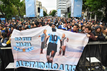 Buenos Aires, Argentina.- En las fotos tomadas el 30 de octubre del 2022, en el día en que Diego Maradona cumpliría 62 años, este domingo se inauguró el mural más grande del mundo en homenaje al ídolo fallecido en el barrio porteño de Constitución. Se trata de una obra del reconocido muralista Martín Ron en un edificio de 45 metros por 40, de 12 pisos, ubicado sobre avenida San Juan al 1600.