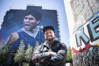 Buenos Aires, Argentina.- En las fotos tomadas el 28 de octubre del 2022, muestra el mural más grande que está pintando Martín Ron, en el barrio porteño de Constitución, o el que le dedica Maxi Bagnasco en un edificio de Ezeiza de cara al cumpleaños -30 de octubre-, del futbolista Diego Armando Maradona (1960-2020). El arte argentino, lo podrán ver todas las personas que llegan a Buenos Aires en avión, además del santuario permanente que el ídolo tiene en el estadio.