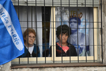 Buenos Aires, Argentina.- En las fotos tomadas el 30 de octubre del 2022, en el día en que Diego Maradona cumpliría 62 años, este domingo se inauguró el mural más grande del mundo en homenaje al ídolo fallecido en el barrio porteño de Constitución. Se trata de una obra del reconocido muralista Martín Ron en un edificio de 45 metros por 40, de 12 pisos, ubicado sobre avenida San Juan al 1600.