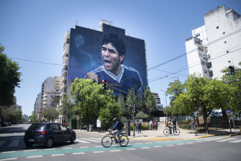 Buenos Aires, Argentina.- En las fotos tomadas el 28 de octubre del 2022, muestra el mural más grande que está pintando Martín Ron, en el barrio porteño de Constitución, o el que le dedica Maxi Bagnasco en un edificio de Ezeiza de cara al cumpleaños -30 de octubre-, del futbolista Diego Armando Maradona (1960-2020). El arte argentino, lo podrán ver todas las personas que llegan a Buenos Aires en avión, además del santuario permanente que el ídolo tiene en el estadio.