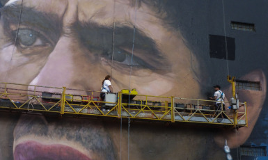 Buenos Aires, Argentina.- En las fotos tomadas el 21 de octubre del 2022, Martín Ron, uno de los diez mejores muralistas del planeta, trabaja para crear el mural maradoniano más grande del mundo en el sur de la Ciudad de Buenos Aires. Diego Armando Maradona cumpliría 62 años el próximo domingo 30 y una pintura gigantesca reflejará ese espíritu de lucha y pasiones que lo acompañaron en defensa de sus amados colores celeste y blanco.