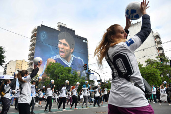 Buenos Aires, Argentina.- En las fotos tomadas el 30 de octubre del 2022, en el día en que Diego Maradona cumpliría 62 años, este domingo se inauguró el mural más grande del mundo en homenaje al ídolo fallecido en el barrio porteño de Constitución. Se trata de una obra del reconocido muralista Martín Ron en un edificio de 45 metros por 40, de 12 pisos, ubicado sobre avenida San Juan al 1600.