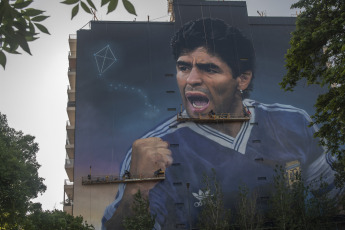 Buenos Aires, Argentina.- En las fotos tomadas el 28 de octubre del 2022, muestra el mural más grande que está pintando Martín Ron, en el barrio porteño de Constitución, o el que le dedica Maxi Bagnasco en un edificio de Ezeiza de cara al cumpleaños -30 de octubre-, del futbolista Diego Armando Maradona (1960-2020). El arte argentino, lo podrán ver todas las personas que llegan a Buenos Aires en avión, además del santuario permanente que el ídolo tiene en el estadio.