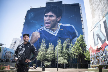 Buenos Aires, Argentina.- En las fotos tomadas el 28 de octubre del 2022, muestra el mural más grande que está pintando Martín Ron, en el barrio porteño de Constitución, o el que le dedica Maxi Bagnasco en un edificio de Ezeiza de cara al cumpleaños -30 de octubre-, del futbolista Diego Armando Maradona (1960-2020). El arte argentino, lo podrán ver todas las personas que llegan a Buenos Aires en avión, además del santuario permanente que el ídolo tiene en el estadio.