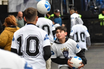 Buenos Aires, Argentina.- En las fotos tomadas el 30 de octubre del 2022, en el día en que Diego Maradona cumpliría 62 años, este domingo se inauguró el mural más grande del mundo en homenaje al ídolo fallecido en el barrio porteño de Constitución. Se trata de una obra del reconocido muralista Martín Ron en un edificio de 45 metros por 40, de 12 pisos, ubicado sobre avenida San Juan al 1600.