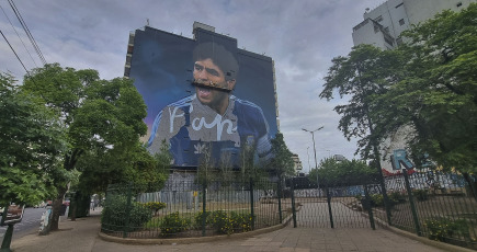 Buenos Aires, Argentina.- En las fotos tomadas el 21 de octubre del 2022, Martín Ron, uno de los diez mejores muralistas del planeta, trabaja para crear el mural maradoniano más grande del mundo en el sur de la Ciudad de Buenos Aires. Diego Armando Maradona cumpliría 62 años el próximo domingo 30 y una pintura gigantesca reflejará ese espíritu de lucha y pasiones que lo acompañaron en defensa de sus amados colores celeste y blanco.